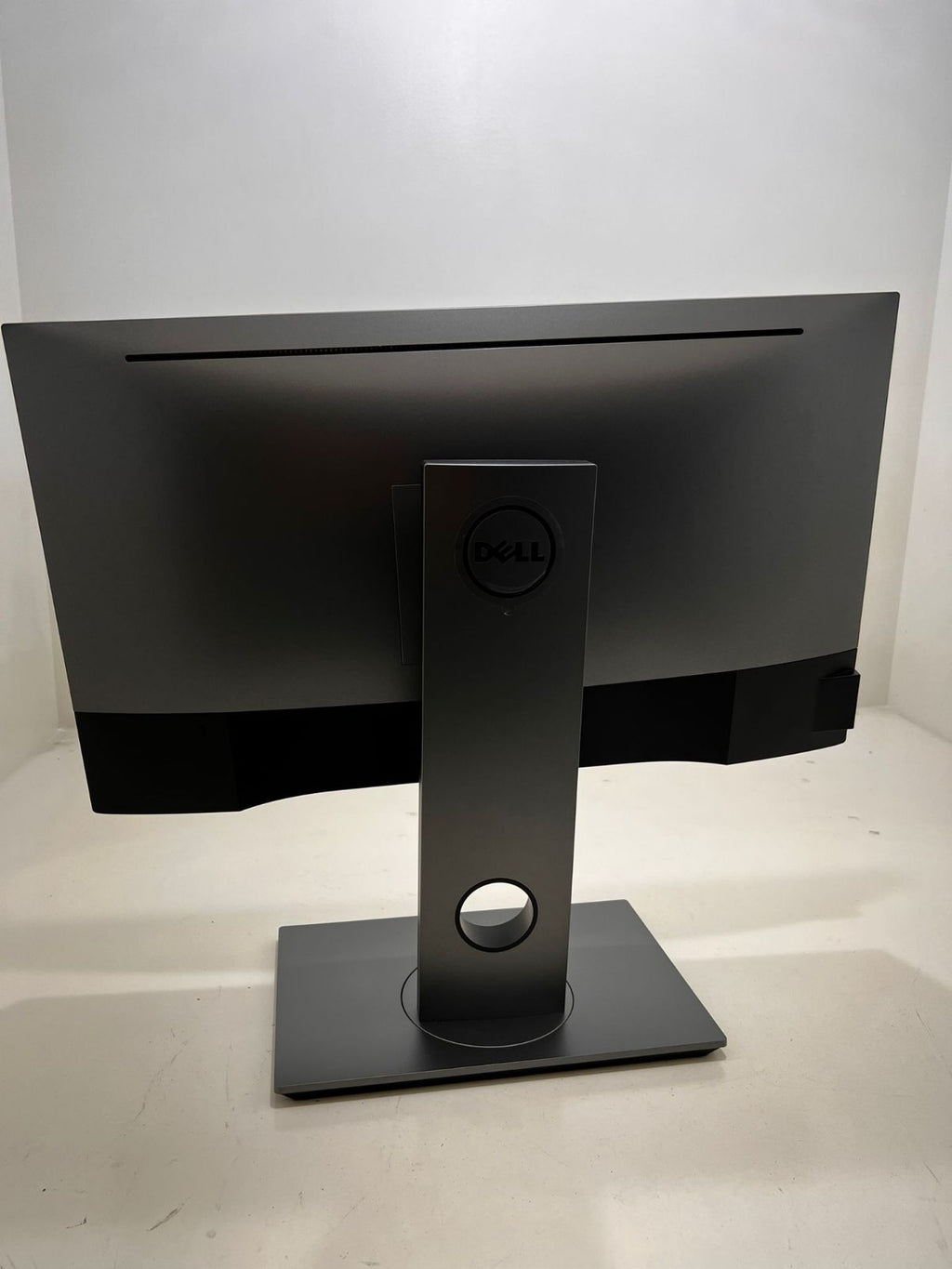 Dell UltraSharp U2518D 25" 2K QHD 1440p 5ms 60Hz Monitor, 350 cd/m², DP, HDMI, USB, Tilt, Height Adjustable, Swivel, Pivot, VESA Compatible - Refurbished
